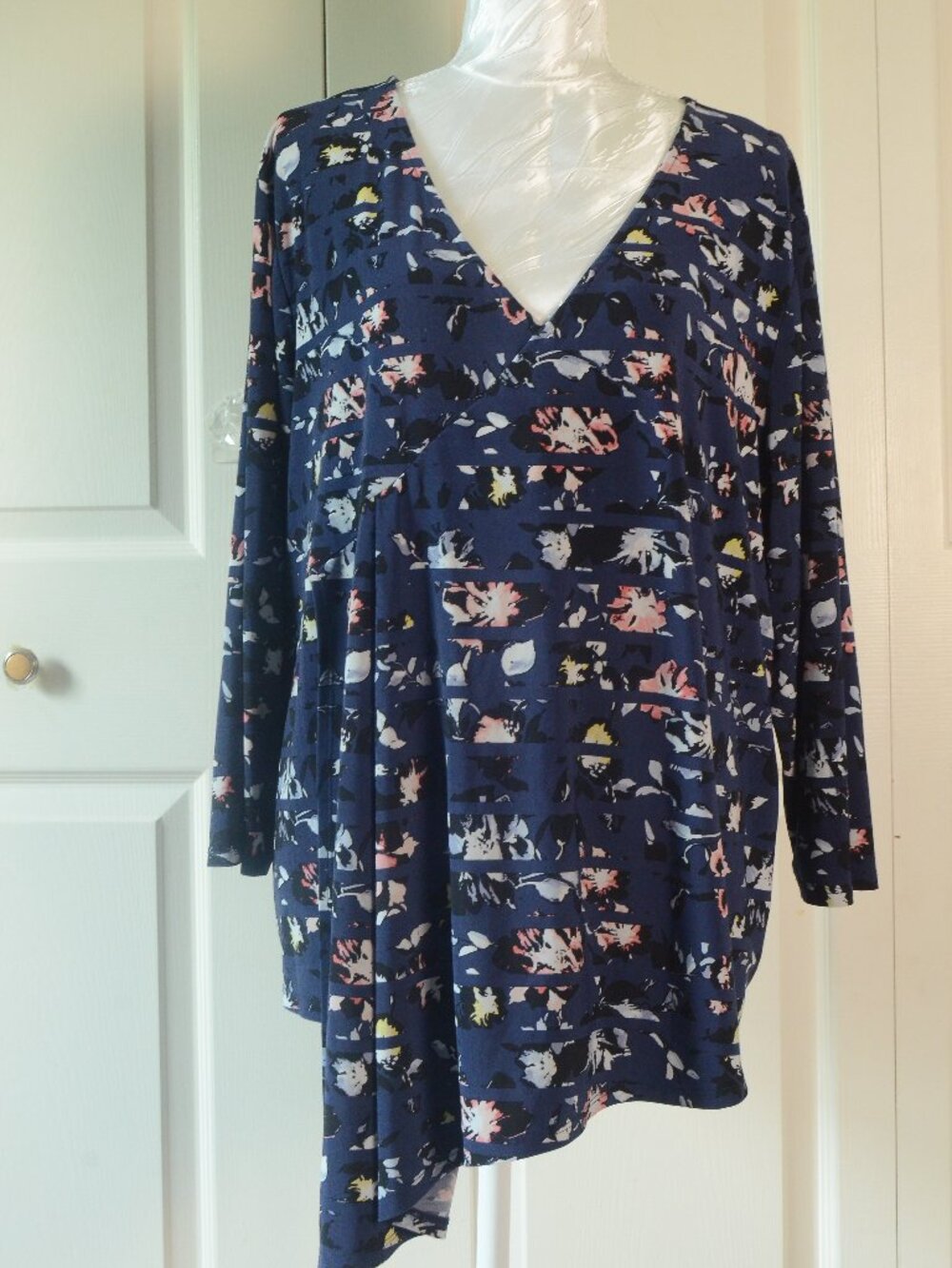 Cato Plus 18/20W Navy Floral Asymmetrical Tunic Top Boho Stretch Long Sleeve